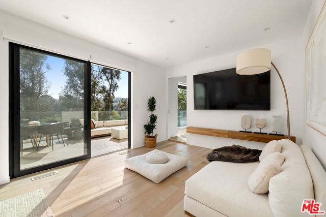 8583 Skyline Drive, Los Angeles CA: https://media.crmls.org/mediaz/be75f86e-65c0-46ec-a3ff-f8c0e8189cf7.jpg