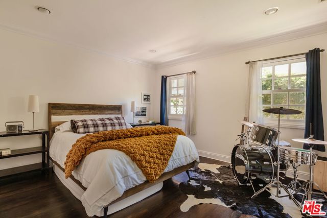 4237 Bluebell Avenue, Studio City CA: https://media.crmls.org/mediaz/be7786fc-3aef-474d-8416-f19e17b4d30b.jpg