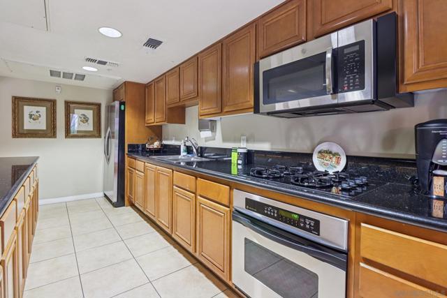 1501 India St, San Diego CA: https://media.crmls.org/mediaz/be77c4cd-9132-4ddc-a695-1246bd108d4b.jpg