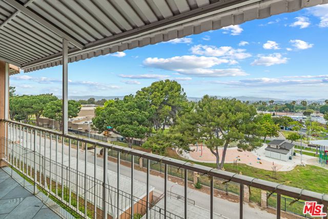 4553 Don Ricardo Drive, Los Angeles CA: https://media.crmls.org/mediaz/be7a57e3-b4d7-4f70-b176-012fa83c3a94.jpg