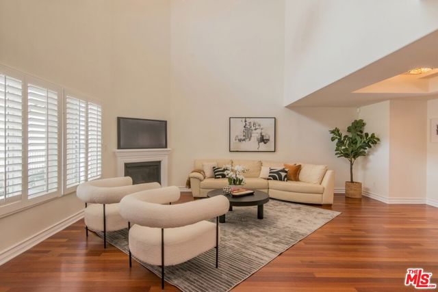 1747 S Barrington Avenue, Los Angeles CA: https://media.crmls.org/mediaz/be7ba79d-f085-46cd-8fa3-c08f8985558f.jpg