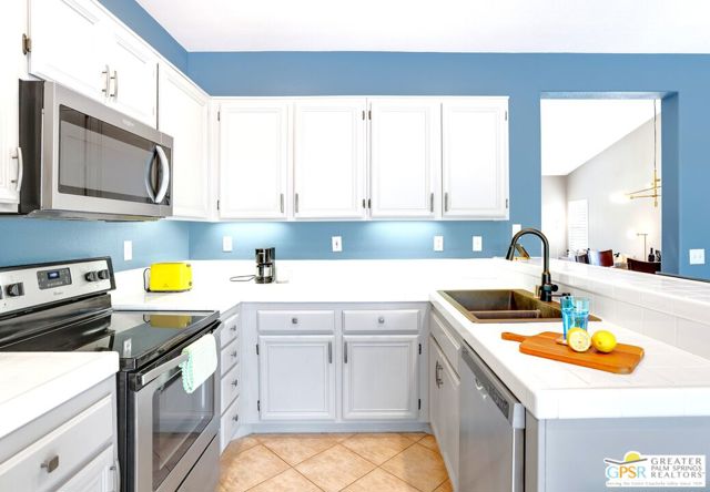 2162 Shannon Way, Palm Springs CA: https://media.crmls.org/mediaz/be7cf90d-9f68-4796-8c92-bcf8c9efe7e3.jpg