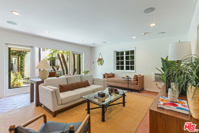 7361 Oakwood Avenue, Los Angeles CA: https://media.crmls.org/mediaz/be7d0b97-e08a-4e13-b638-8b6d5d4945a4.jpg