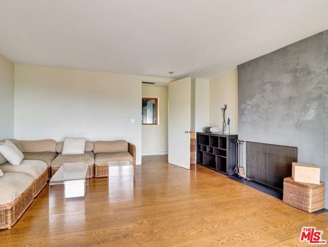 16959 Dulce Ynez Lane, Pacific Palisades CA: https://media.crmls.org/mediaz/be7e00e6-d1e1-4024-8b6a-426f9ab415ce.jpg