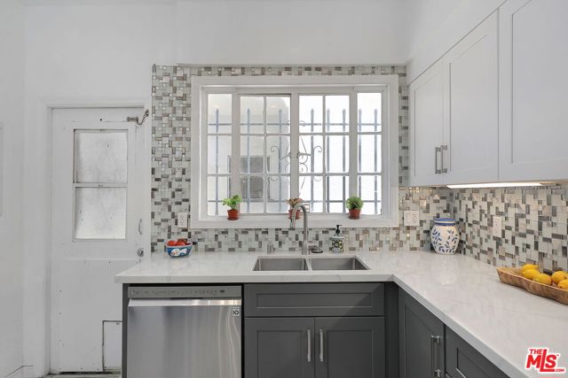 920 S Serrano Avenue, Los Angeles CA: https://media.crmls.org/mediaz/be7e2a15-ba09-4465-a2d4-04e270c96047.jpg