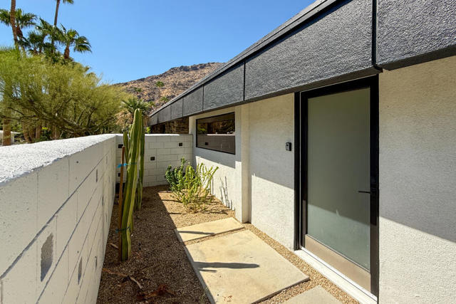 783 N Rose Avenue, Palm Springs CA: https://media.crmls.org/mediaz/be7eb0a3-cf9f-43ac-b8e5-42ee731dbc93.jpg