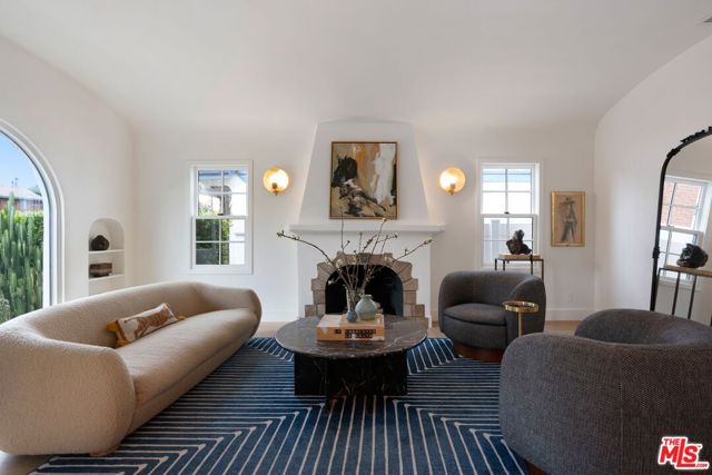 3864 3rd Avenue, Los Angeles CA: https://media.crmls.org/mediaz/be7f9740-9b2e-4cf6-9717-6b4f914d321c.jpg