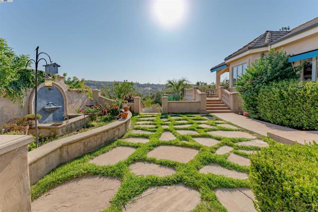 7745 Winter Snow Ct, Newcastle CA: https://media.crmls.org/mediaz/be7ff418-b705-44e4-b503-9d5de5b1da76.jpg