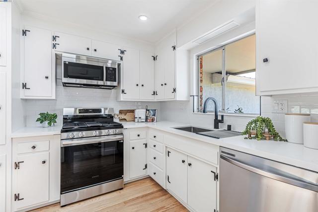 37972 Ballard Dr, Fremont CA: https://media.crmls.org/mediaz/be807f5d-e574-4d51-bf91-ac688ae9e8bc.jpg