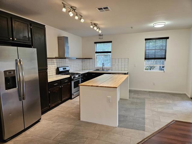 4558 Northern Moon Way, San Diego CA: https://media.crmls.org/mediaz/be808803-6856-4933-840f-1faf44d649e4.jpg
