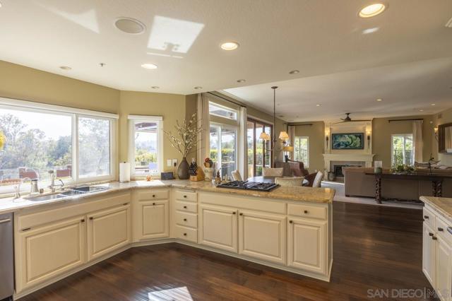 3245 Brookside Ln, Encinitas CA: https://media.crmls.org/mediaz/be80e502-54e7-4261-ab68-a7149ec28062.jpg