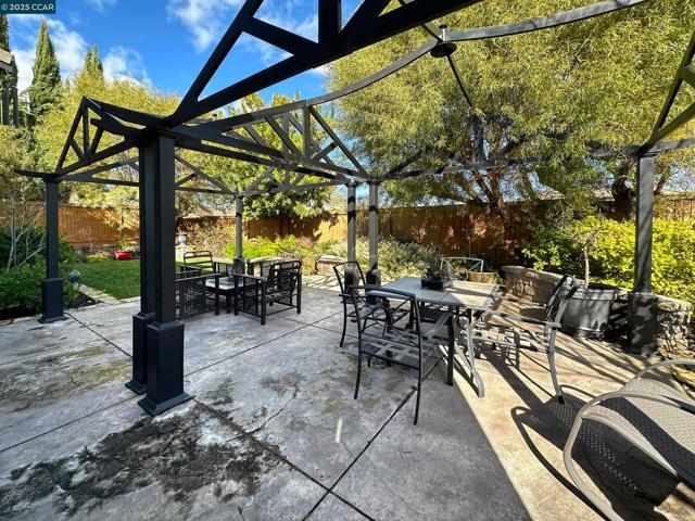 1759 Latour Ave, Brentwood CA: https://media.crmls.org/mediaz/be8304a8-1d6d-40a0-838c-dcf2acc25aaf.jpg