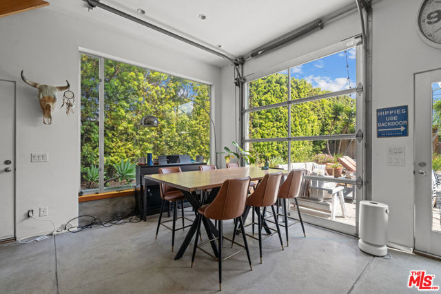 550 Indiana Avenue, Venice CA: https://media.crmls.org/mediaz/be85840f-8fd2-4e34-a439-c26f962fd2c8.jpg