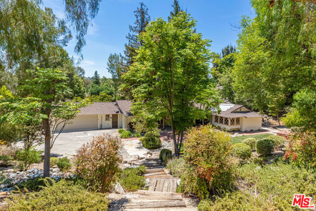 5854 Round Meadow Road, Hidden Hills CA: https://media.crmls.org/mediaz/be8738c9-242e-4690-8b54-ac2982cdf860.jpg