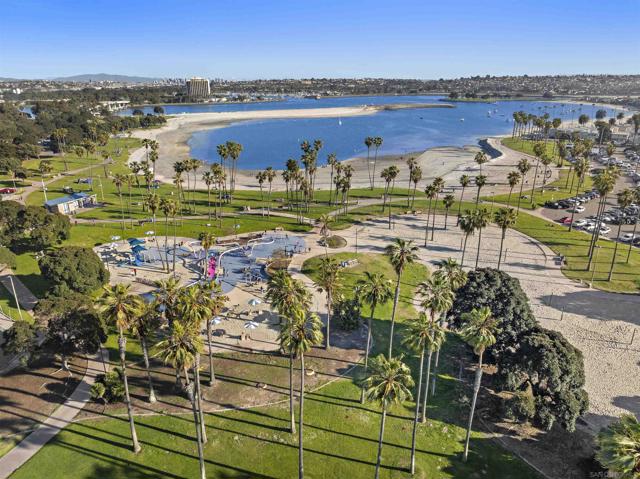 2965 Ocean Front Walk, San Diego CA: https://media.crmls.org/mediaz/be876552-c4d3-4dc1-a4e2-2ba9593af9b2.jpg
