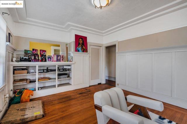 5537 Claremont Ave, Oakland CA: https://media.crmls.org/mediaz/be8a0aae-9ee6-401f-b809-cee9b2a36ce1.jpg