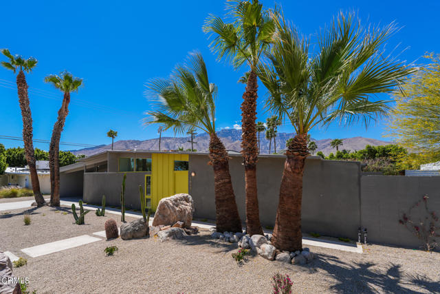 2839 N Davis Way, Palm Springs CA: https://media.crmls.org/mediaz/be8a13ad-5abf-413a-8862-9bab233c8ef6.jpg