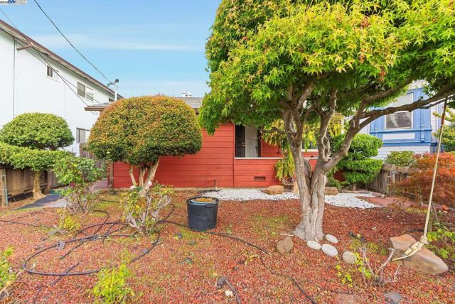 2133 Clinton Ave, Alameda CA: https://media.crmls.org/mediaz/be8a4ee8-e23f-43f4-aabb-c2e4ba608c8e.jpg