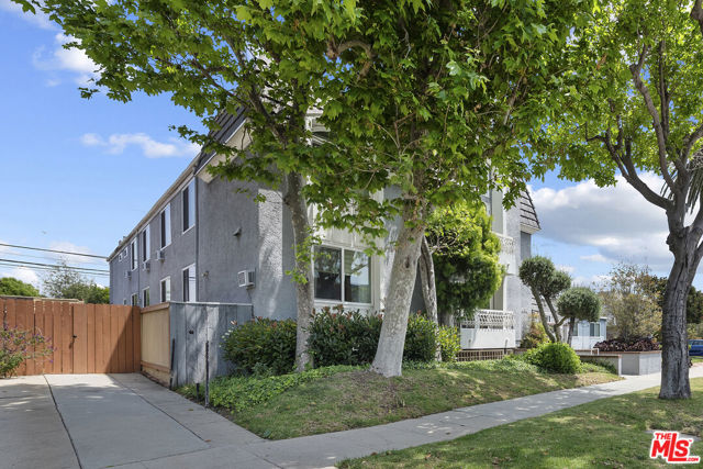 2638 S Barrington Avenue, Los Angeles CA: https://media.crmls.org/mediaz/be8c05a4-0f62-4533-8d77-228890a7b7a7.jpg