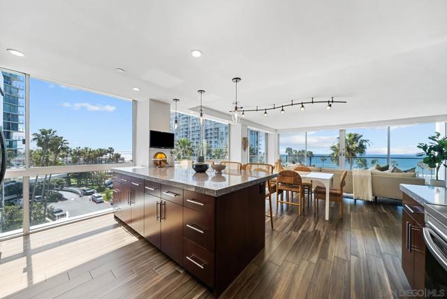1810 Avenida Del Mundo, Coronado CA: https://media.crmls.org/mediaz/be8cb18d-3730-4d69-af32-415e4903bccc.jpg