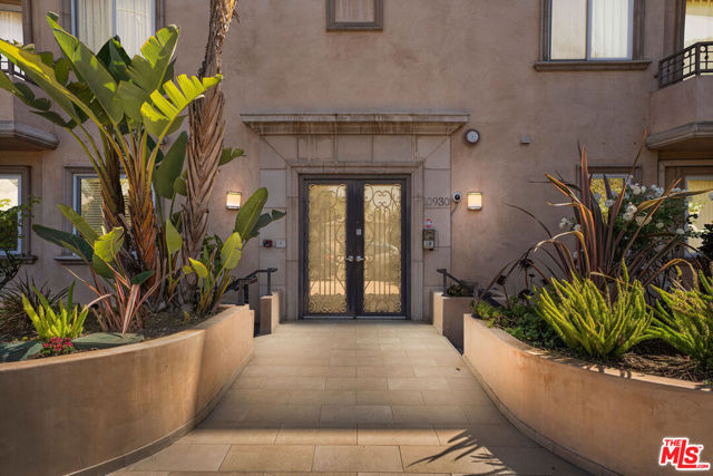 10930 National Boulevard, Los Angeles CA: https://media.crmls.org/mediaz/be8d1075-e7b3-4c09-92eb-f3eb416d2429.jpg