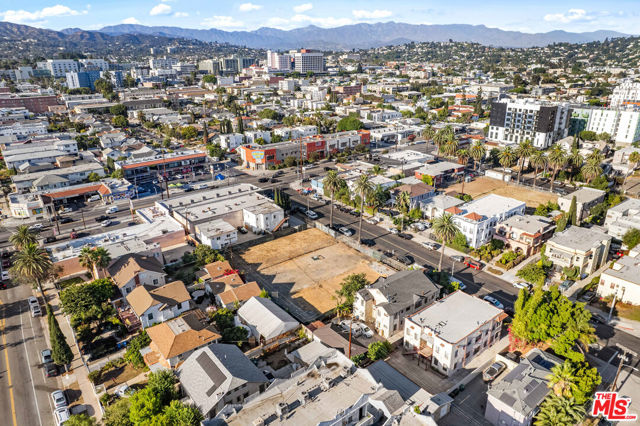 1011 N N Heliotrope Drive, Los Angeles CA: https://media.crmls.org/mediaz/be8d4ef9-c5f3-4331-92b4-b009309dee7e.jpg