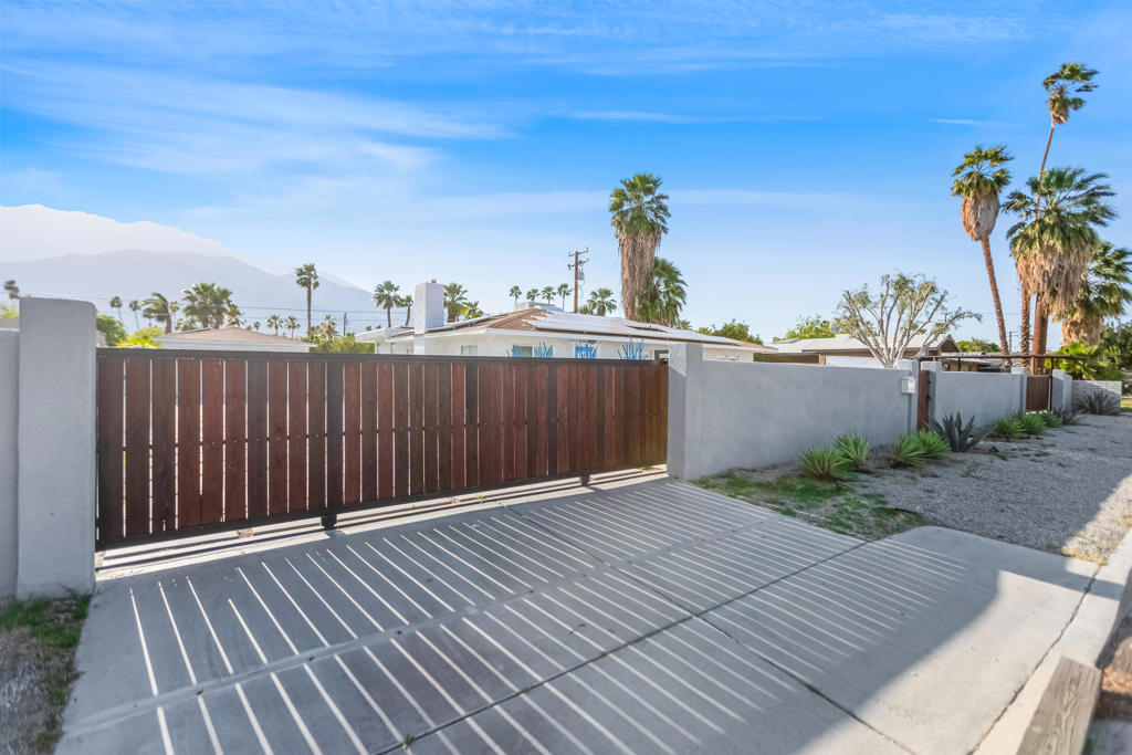 657 S Highland Drive, Palm Springs, CA 92264
