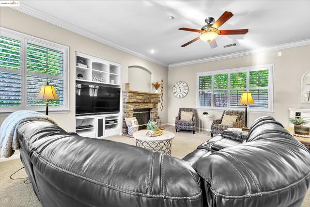 1117 Teal Ct, Brentwood CA: https://media.crmls.org/mediaz/be8e49bd-4209-4984-bbfc-308f37a488df.jpg