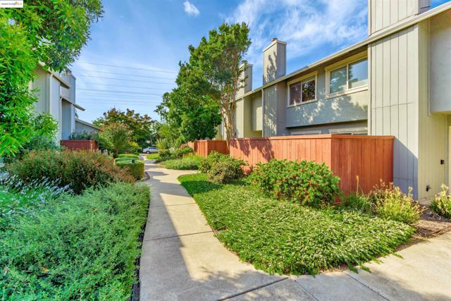 5333 Park Highlands Blvd, Concord CA: https://media.crmls.org/mediaz/be8fc23d-e234-4fd1-877d-8f3851285b42.jpg