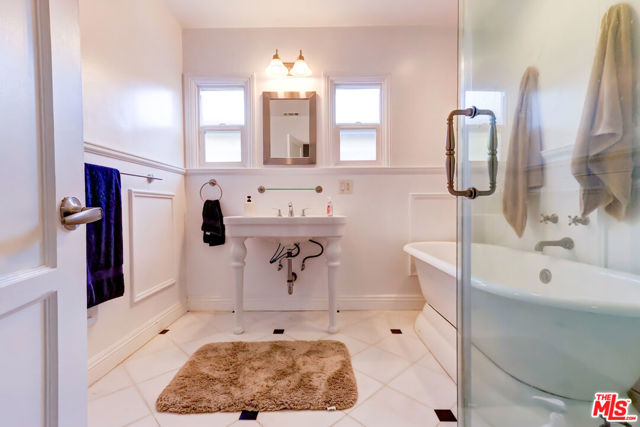 8008 El Manor Avenue, Los Angeles CA: https://media.crmls.org/mediaz/be90503f-6832-4772-973c-63c640371118.jpg