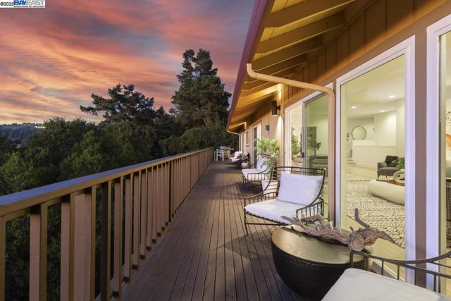 10336 Greenview Dr, Oakland CA: https://media.crmls.org/mediaz/be90f6bc-e79d-40fa-b4b5-51854a958bc1.jpg