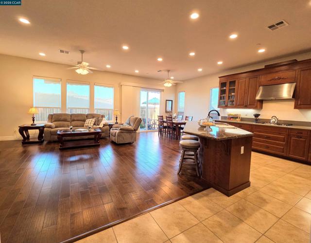 1735 Veneto Ln, Brentwood CA: https://media.crmls.org/mediaz/be919f29-34cc-439e-bcad-e70a04ad74f9.jpg