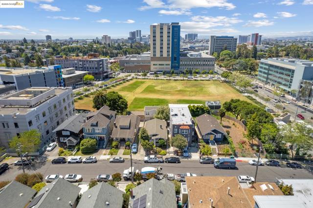 271 38Th St, Oakland CA: https://media.crmls.org/mediaz/be927577-6060-442f-89fb-efdb9510d65b.jpg