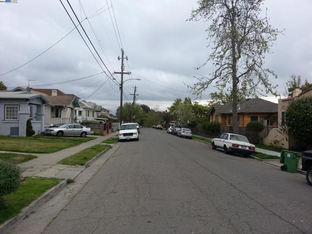 4056 Santa Rita St, Oakland CA: https://media.crmls.org/mediaz/be92e86c-b7f0-470e-bba9-703ed1c697ed.jpg