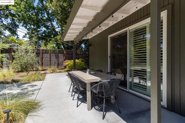 2041 Hidden Valley Dr, Santa Rosa CA: https://media.crmls.org/mediaz/be931e72-aee6-4d16-8525-077e78476f58.jpg
