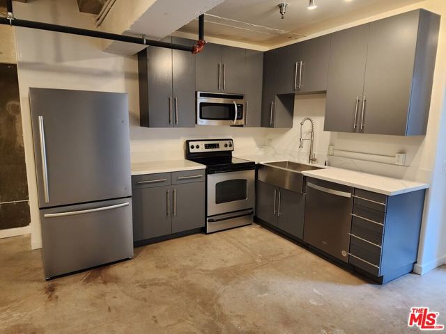 711 S Olive Street, Los Angeles CA: https://media.crmls.org/mediaz/be9409fc-77d6-41eb-aa1c-53baa2ed7705.jpg