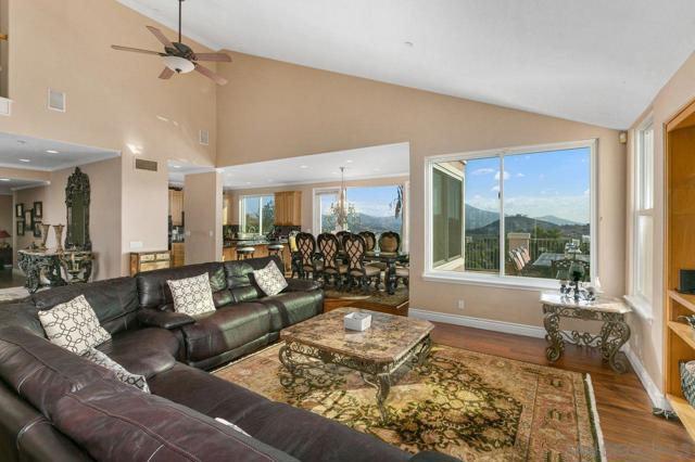 1566 Plantation Way, El Cajon CA: https://media.crmls.org/mediaz/be944d9f-c616-4d47-8311-57a7b2b0f489.jpg