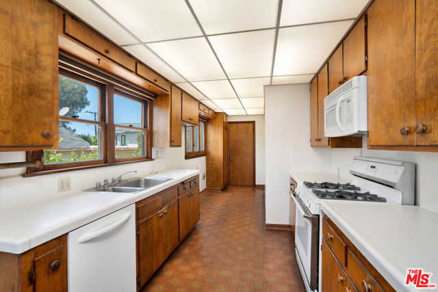 1119 Maple Street, Santa Monica CA: https://media.crmls.org/mediaz/be944ee8-b58a-408c-b704-a2479e7c8f0a.jpg