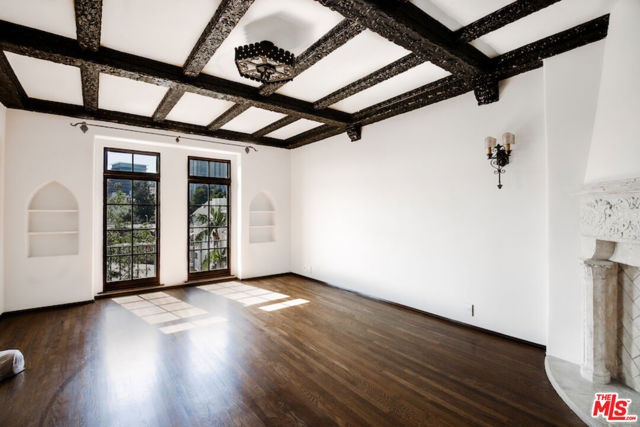 1302 Sweetzer Avenue, West Hollywood CA: https://media.crmls.org/mediaz/be95e7b0-54d3-4618-9ad1-6bcd2f613ba0.jpg