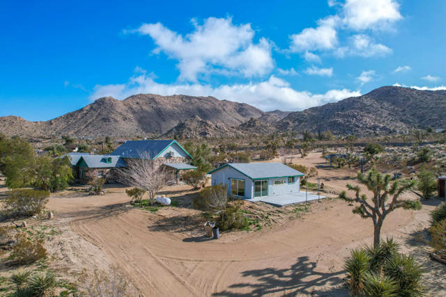 59800 Onaga Trail, Joshua Tree CA: https://media.crmls.org/mediaz/be962925-53e9-47c2-9edc-5fc283281a16.jpg