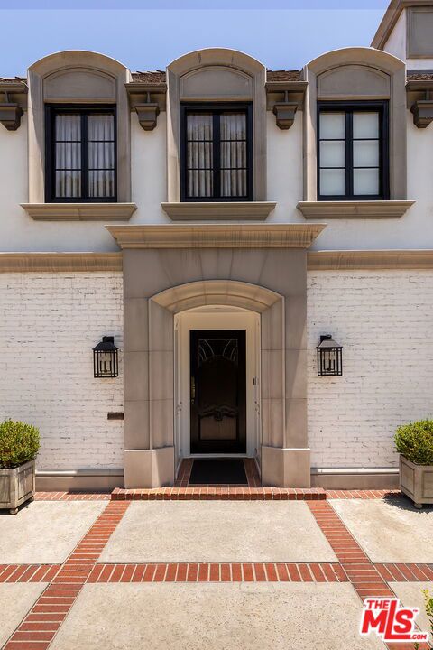 908 N Rexford Drive, Beverly Hills CA: https://media.crmls.org/mediaz/be972ebc-3a2e-4aa1-bf79-0c5bfc01aea7.jpg