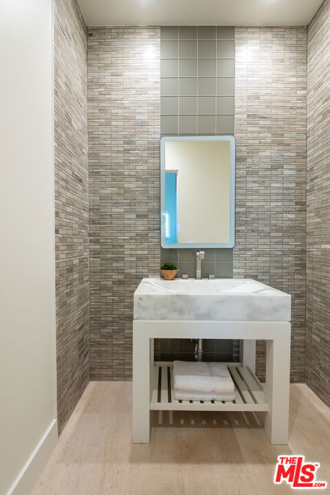 526 N Plymouth Boulevard, Los Angeles CA: https://media.crmls.org/mediaz/be97efa5-24e1-49d8-bc59-1ebd1c4eabe4.jpg