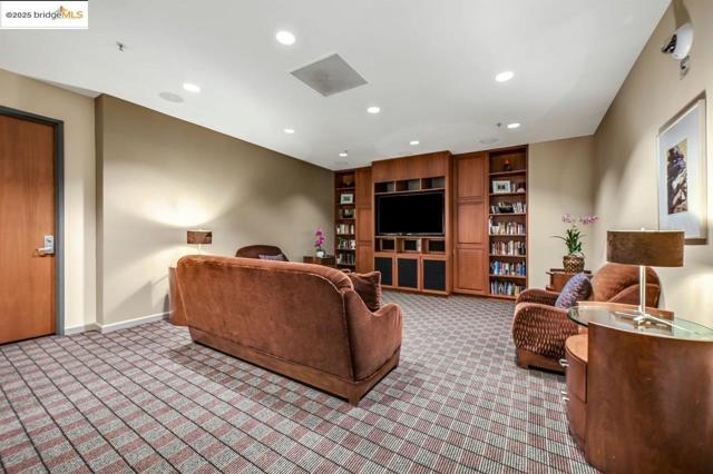 5855 Horton St, Emeryville CA: https://media.crmls.org/mediaz/be986c47-5cc7-41fd-8062-9932a102cc95.jpg