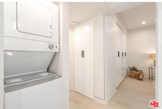 2805 3rd Street, Santa Monica CA: https://media.crmls.org/mediaz/be990880-0d18-4233-89e8-f56e3ff4961a.jpg