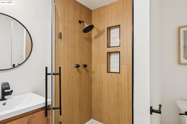 17032 Broadway Ter, Oakland CA: https://media.crmls.org/mediaz/be99e410-bfda-453a-acdf-af45c0f8bb26.jpg