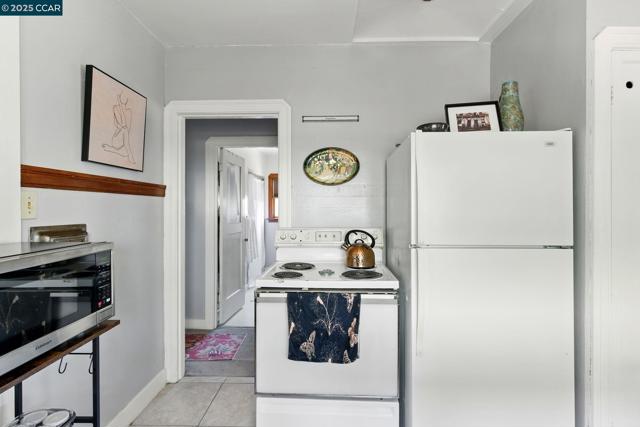 521 C St, Martinez CA: https://media.crmls.org/mediaz/be9aa64b-ae96-4c69-98fc-689177643d30.jpg
