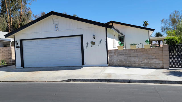 34610 Branding Iron Lane, Thousand Palms CA: https://media.crmls.org/mediaz/be9bcdd3-1f3a-4e4c-98a2-58be5075ec32.jpg
