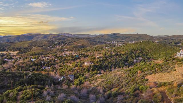 35465 Sunset Lane, Julian CA: https://media.crmls.org/mediaz/be9c5723-6a28-4a96-a1a5-5fa7feb3e22b.jpg