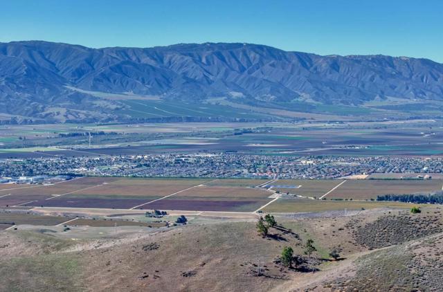 33900 Fabry Road, Soledad CA: https://media.crmls.org/mediaz/be9d0b23-64dd-4aba-a5f4-3fc363af30cb.jpg