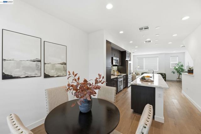 931 Edy Ln, Oakland CA: https://media.crmls.org/mediaz/be9e1473-34a3-4fc1-8a36-04025d81664a.jpg